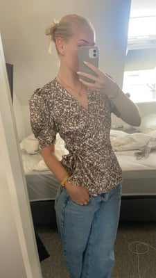 Top, Vero moda, str. 34, Næsten som ny, Super lækker top/ t-shirt fra vero moda str xs med binde det