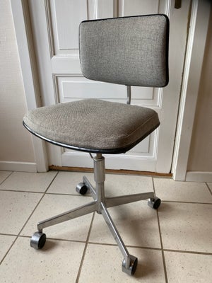 Kontorstol, Juch velholdt retro kontorstol på 4 hjul., Sæde og ryg i lysegråt stof.
4 hjul