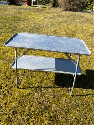 Camping bord Retro, Bordpladerne er i aluminium og bene er i jern. Bordet kan klappes sammen. 
Længd