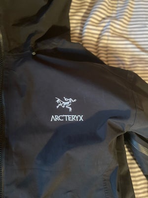 Regnjakke, str. L, arcteryx jakke  ,  Sort,  God men brugt, Sælger denne super fede arcteryx jakke d