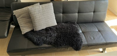 Daybed, læderlook, 2 pers. , ukendt, (Daybed)
Sofa i sort kunstlæder sælges. Puder og skind medfølge