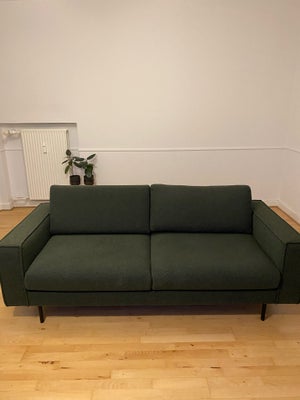 Sofa, 3 pers. , Kebe Living, Sælger denne stilrene grønne 2,5 personers sofa fra Kebe Living. Den ha