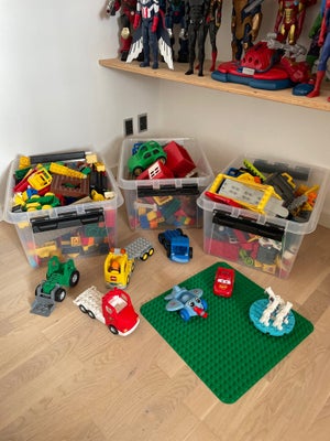 Lego Duplo, Masser af duplo med brandbil, fly, kran, karrusel, isbutik, plader, rendegraver, borg, d