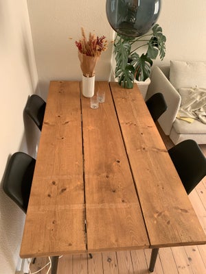 Spisebord, Fyrretræ, b: 90 l: 160, Rustikt, håndlavet fyrretræsplankebord med sortmalede koniske træ