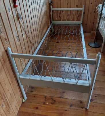 Køjeseng, b: 80 l: 192, 2 enkeltsenge som sættes ovenpå hinanden. Der er ingen stige til. Jern stel 