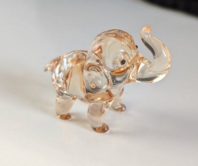 Glas, Glasdyr elefant, Fejlfri massiv glas elefant i champagne farve. Højde er 4 cm. Længe er 5 cm. 