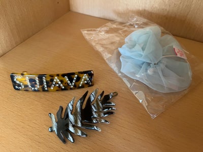 Hårspænde, Sui Ava og Pico, Ubrugt og dermed helt nyt hårpynt sælges. 
- Lyseblå scrunchie i fint ma