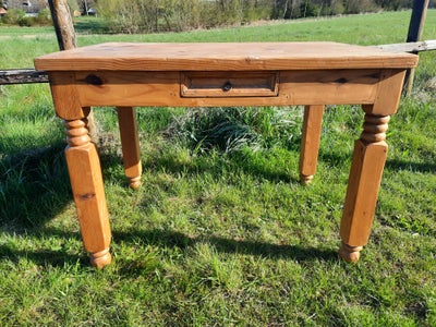 Spisebord, Fyrretræ, Pragtfuldt fyrretræsbord med 1 skuffe.
Spisebord eller arbejdsbord?

Mål:
110 x