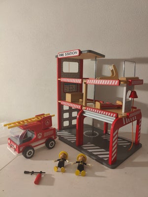 Andet legetøj, Brandstation i træ, Hape, Brandstation i træ, med brandbil, brandmænd og div. møbler.