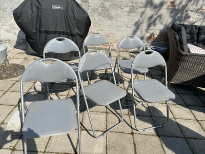 6 klapstole, 6 grå klapstol. Der er en større revne i det ene sæde og et lille hul i et andet.
50 kr