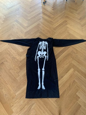Skelet udklædning, Størrelse 7-11 år. Træk denne udklædning over tøjet og bliv et skelet til fx hall