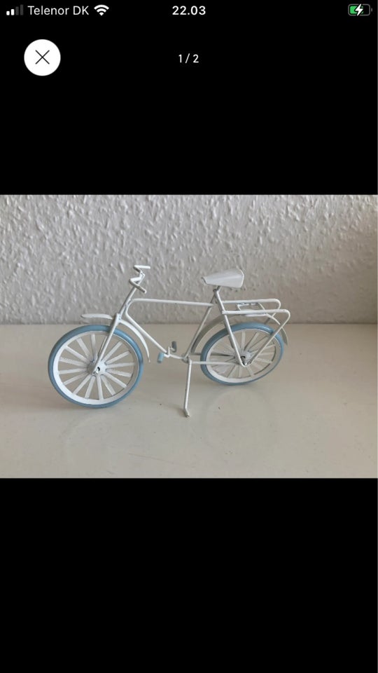 Hvid metal cykel med lyseblå dæk mini