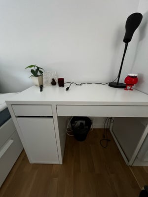 Skrivebord, IKEA Micke, b: 105 d: 50 h: 75, IKEA Micke bord

Under 2 år gammelt, stand så godt som n