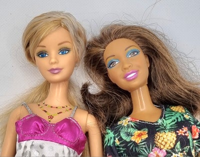 Barbie, Barbie og Nikki, To smukke dukker.  Barbie med lmackie ansigt og lyst hår i flere nuancer. H