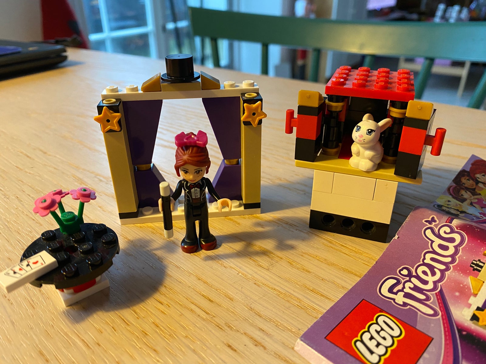 Lego friends discount mia's magic tricks