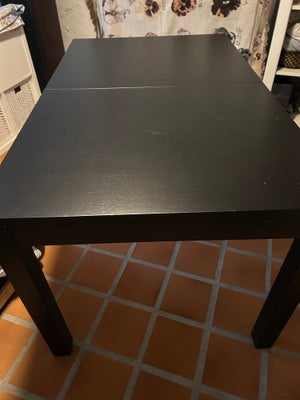 Spisebord, Træ, IKEA Bjursta, b: 84 l: 140, Spisebord (Bjursta fra IKEA) med 2 tillægsplader sælges.