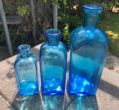 Glas, Vaser / Flasker, Tre fine blå glasvaser / glasflasker.

Mål
Lille: 17 cm i højde, bund måler c