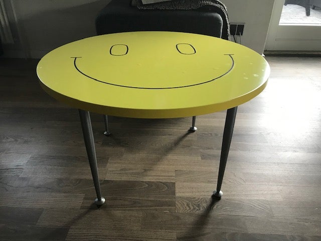Andre borde, Smiley bord i gult