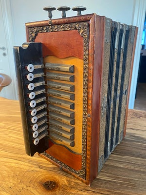 Accordeon, andet mærke, Mayenburg’s Triumph accordeon. OK stand - hængslet dog faldet af. Spiller fi