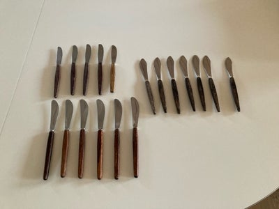 Bestik, 18 stk RETRO knive med træ håndtag, Bl.a.  S&S Helle Norway, Sheffield, MEGA BILLIGT

Bill 1