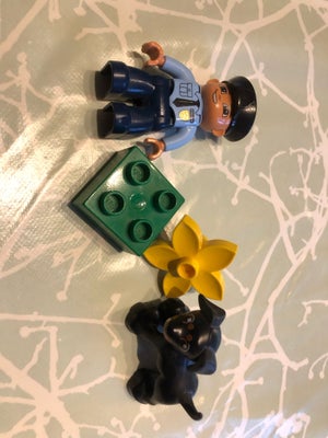 Lego Duplo, 5678 Politibetjent med hund, DUPLO sæt nr 5678 (udgået) 
Politibetjent med hund og bloms