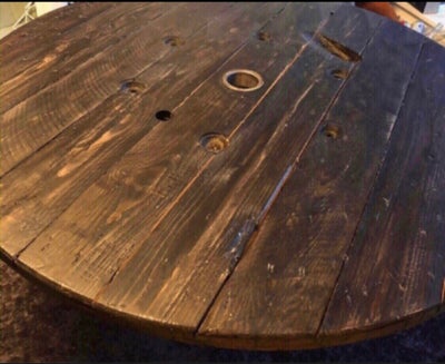 Spisebord, Træ, Jeg sælger dette rustikke spisebord lavet af en original kabeltromle. Det sælges, da