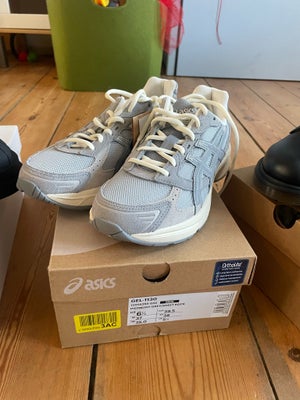 Sneakers, str. 39,5, Asics, Asics gel-1130. Det er en str. 39,5, men de er små størrelsen.

bud er v