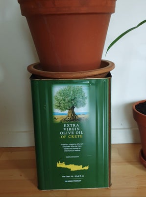 Krukke., Metaldåse. Oliven., Stor metal olivenolie dåse, perfekt til at have en plante i.
Se mål på 