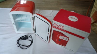 Coca Cola, KØLESKAB  -  Mini Cooler  []

- Cold knap
- Hot knap
- 4 Liter
- bred 18 cm
- høj 25 cm
-