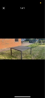 Havebord, Fint havebord, som er 134*134 cm