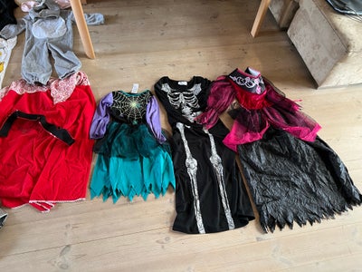 Udklædningstøj, Stor samling af udklædningstøj i forskellige størrelser, fortrinsvis 5-8 år (128-140