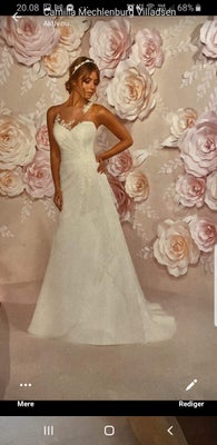 Brudekjole, str. 36, Ubrugt, Smukkeste brudekjole sælges. Aldrig brugt, mærkat sidder stadig på.  Ny