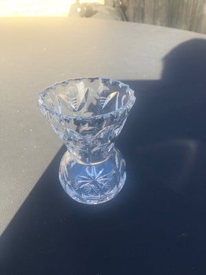 Glas, Vase, Ælder glas vase i pæn stand 

Mål

H 10 cm 
Ø 7.50 cm 

Ans
