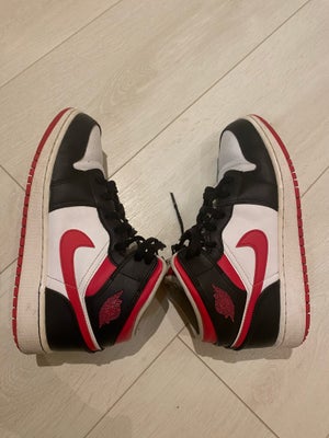 Sneakers, str. 38,5, Nike,  Rød,sort,hvid,  Næsten som ny, Hejsa, 
Jeg sælger disse Jordan 1 Mid Gym