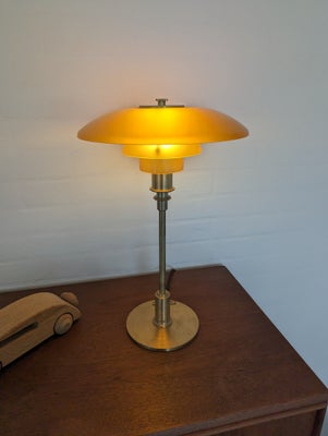 PH, 3/2, bordlampe, Jubilæumsmodel fra 2018. Messinglampe med rav. 
Jeg har haft lampen fra ny. 
Spr