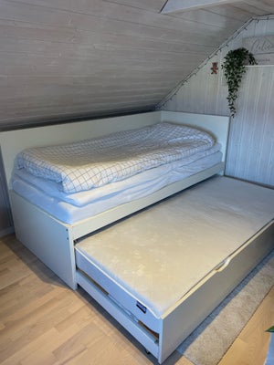 Enkeltseng, Ikea, Smart seng med udtræk, så der er plads til en ekstra sovende. 2 madrasser. Den ene
