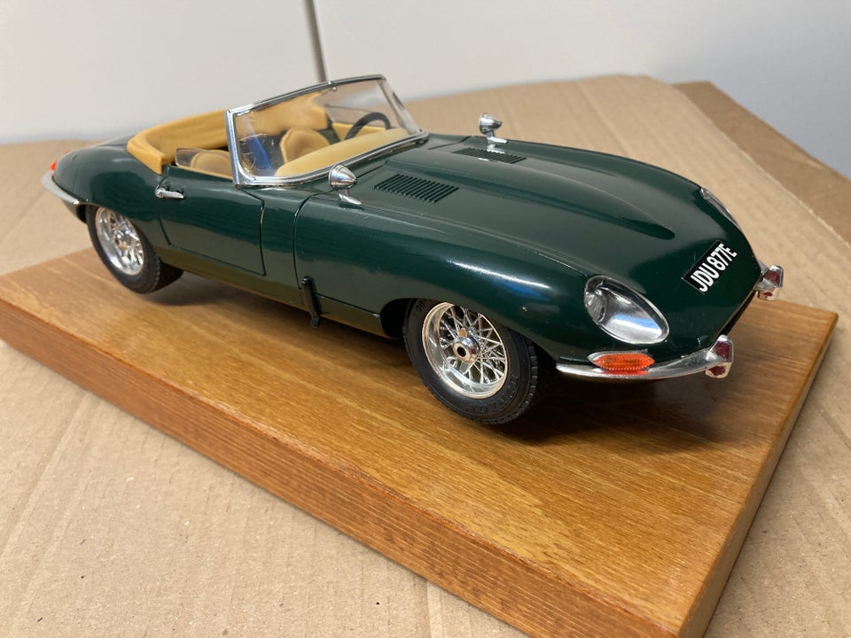 Modelbil, Jaguar E-type cabriolet 1961 1/18, skala 1:18