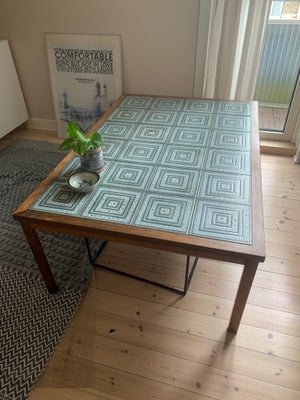 Kakkelbord, Smukt ældre kakkelbord med blågrønne fliser. 

Sælges i forbindelse med flytning. Min pl