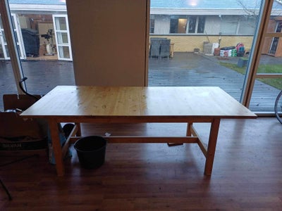 Spisebord, Træ, b: 100 l: 221, Lækkert og solidt spisebord med udtræksplade. Vi har været utroligt g