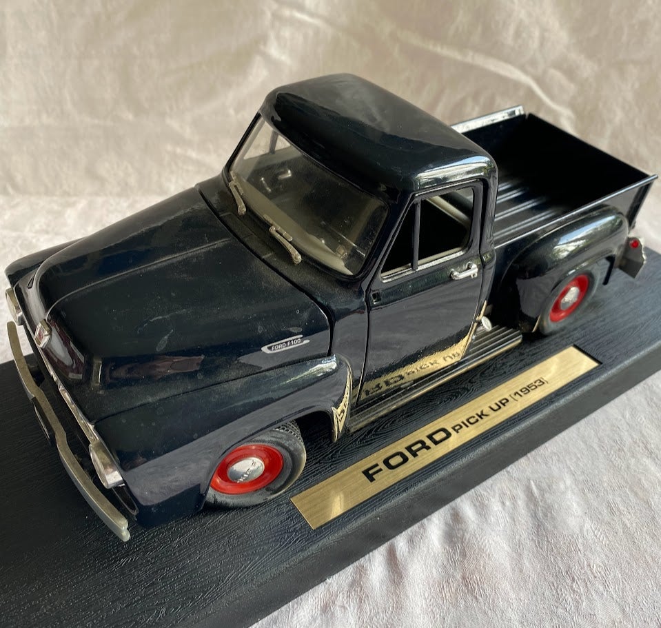 Modelbil, Ford Pick Up. 1953. Road legends, skala 1:18