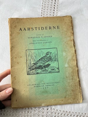 Aarstiderne , Johannes v. Jensen, genre: digte, Vintage bog fra 1924 - God men brugt / slidt.
Aarsti