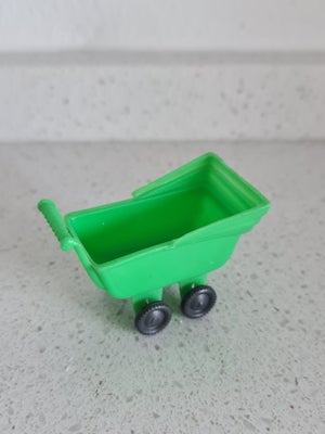 Legetøj, Dukkehustilbehør 50 - 60 ´erne, Dukkehus barnevogn i grøn plastik med sorte hjul der kan kø