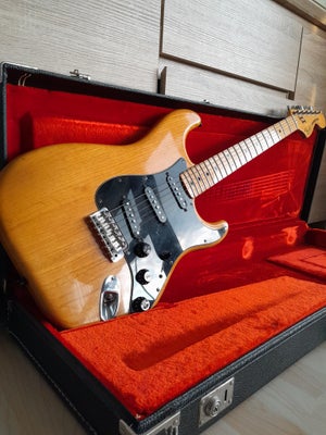 Elguitar, Fender (US) Stratocaster 1979, Fender Stratocaster US Natural Ash Guitar 

Årgang 1979
Nas