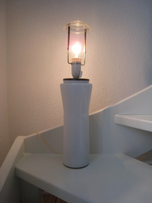 Lampe, Rigtig fin ældre lampe i hvidt glas med messing.
Den øvre del til lampeskærmen er et Le Klint