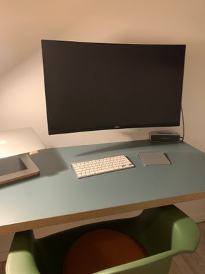 AOC, CQ32G1, 32 tommer, Minimalistisk buet QHD skærm.

Skærmstørrelse (tommer) 31.5 curved
QHD 1440p