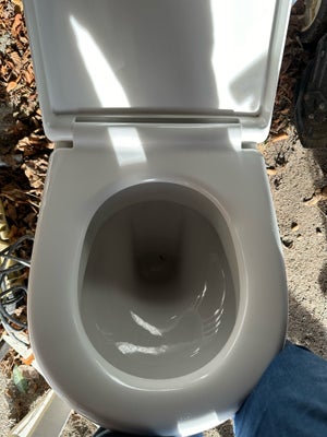 Toilet, Vilroy  boch, væghængt, O Novo skål med originalt sæde sigt close.
Har været monteret men al