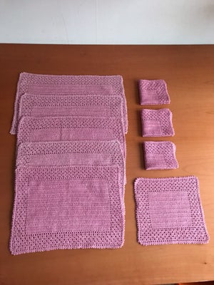 5 dække- og 4 mundservietter, 
5 hæklede rosa dækkeservietter (model Elna) - ca. 25 x 38 cm

4 hækle