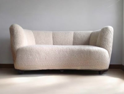 Anden arkitekt, Sofa, Overpolstret sofa fra 1930’erne.
Fremstår i flot stand, nypolstret i lammeuld 