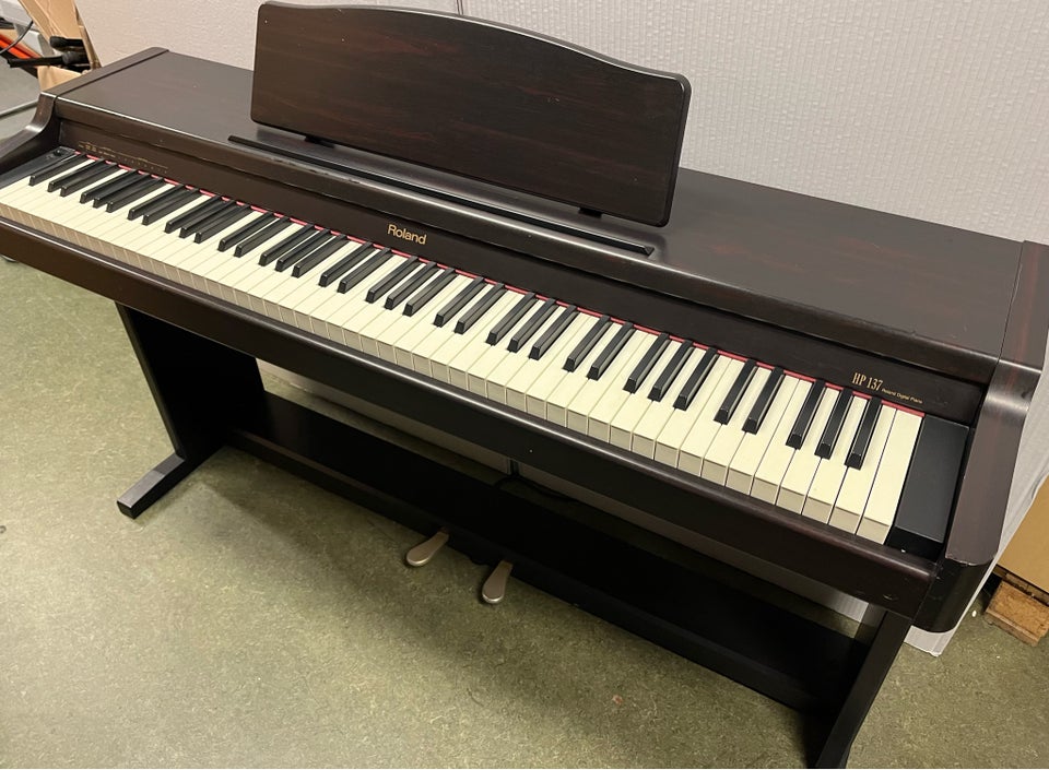 Roland hp deals 137 digital piano