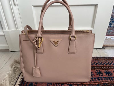 Skuldertaske, Prada, læder, PRADA læder taske. Velholdt.  Nypris DKK 29.600,-

https://www.prada.com